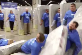 美国上千人参加床垫多米诺骨牌 场面壮观破纪录图片