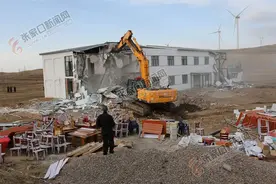 张家口张北依法拆除草原天路违章建筑图片