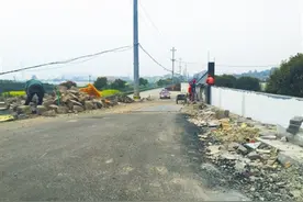 道路旁有一段泥石路 城乡道路为何出现“身高差”图片