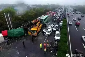 连环车祸 | 消防员背百斤装备踩车顶救援 让出消防车给群众取暖图片