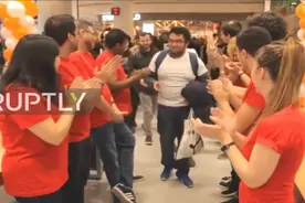 西班牙小米之家开业，全是百元手机欧洲人高兴坏了视频封面