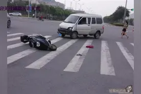 摩托车轿车并排行驶，看完后背一阵凉，所有人都容易犯的错误视频封面
