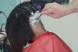 妹子嫌波波头闷着太热，干脆把脖子后的头发剃光，看着舒服多了！