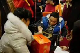 南阳"玻璃娃娃"坐轮椅卖气球捐款上万元 遭遇车祸不治身亡图片