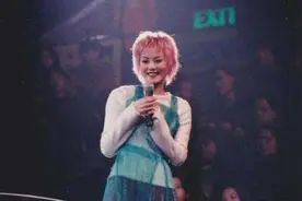 王菲早年造型与窦靖童撞发色 母女原来这么像图片