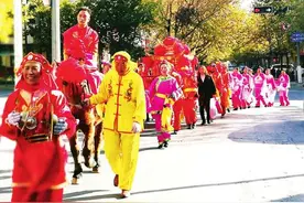 垣曲县一对新郎新娘骑马坐轿举办新婚喜庆图片