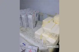 员工爆料：青石桥商铺奶酪改日期刮掉霉点以次充好 食药监正调查图片