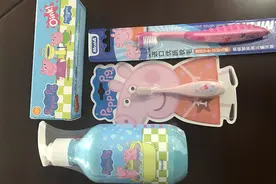 电商售假冒“小猪佩奇”线下窝点被警方查封，涉案人员被刑拘图片