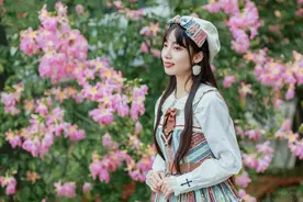 异木棉下的Lolita图片