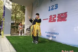 父亲背脑瘫儿子全国寻医3年 开康复中心帮助其他患儿图片