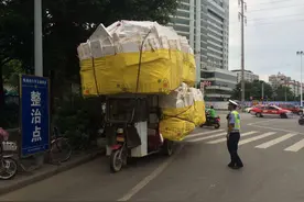 这样“拉风”的三轮车走在路上，就问你怕不怕！图片