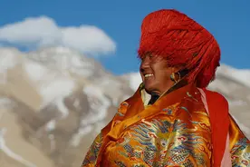 他们世居深山，至今还穿龙袍，女人的一套盛装价值数百万图片