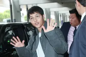 宋仲基现身MAMA面露幸福肥 李英爱宋智孝气质超群图片