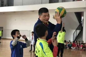 前女排主帅俞觉敏 回家乡传授快乐排球图片