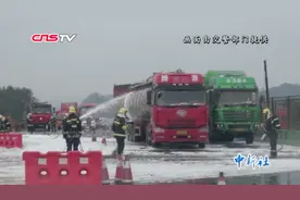 惊险！大货车追尾30吨煤焦油罐车视频封面