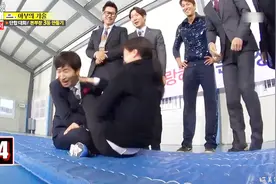 智孝做仰卧起坐，光洙帮压腿，结果被智孝赏了一个耳光！笑尿了！视频封面