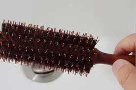 沾满头发的梳子难以处理？理发师都佩服这方法，赶紧回家试试