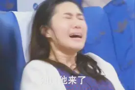 产妇在飞机上突然要生产，多亏产科医生出手抢救，当妈真不容易视频封面
