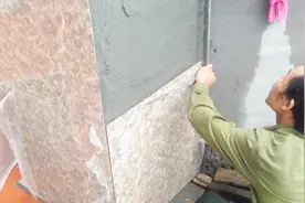 在大门口柱子安装最大的瓷砖-辛勤的泥水匠