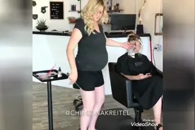 遇到怀孕八个月的理发师，客人很尴尬视频封面