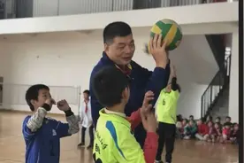 前女排主帅俞觉敏 回家乡传授快乐排球视频封面