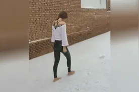女孩大雪中光脚丫子练习模特步！众人看懵了，真不怕冷啊！视频封面