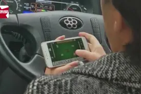 危险！女司机开大巴车拉一车学生，竟边开车边打手机麻将！视频封面