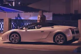 俄著名富三代，驾兰博基尼在俄街头搭讪妹子