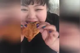 300斤的胖萝莉开饭啦，章鱼丸子，夺命鸡排，再胖下去就不好看了视频封面