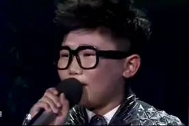 16岁男孩子 万宇豪唱《青青河边草》悠扬的歌声！音色真不错