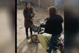 姑娘回娘家往婆家偷东西，被亲妈当场抓住，这对母女太搞笑了视频封面