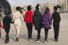 美女老师教学生跳《小螃蟹步》左右向前跟步一分钟就会