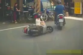 白衣女孩与摩托车相撞，倒地姿势真是超级尴尬！男子在旁很无奈视频封面
