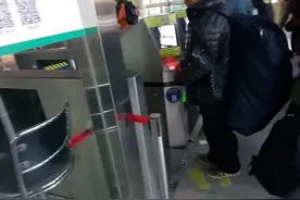 潍坊火车站侯车室内，旅客在用火车票和身份证通过扫描仪刷脸进站视频封面