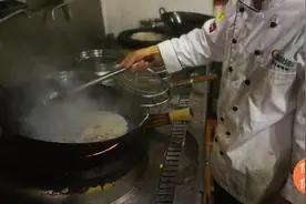 厨师长教你地道的萝卜炖排骨，汤鲜又补钙，老人和小孩都抢疯了