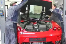 法拉利的发动机到底有多大，拆开后备箱来看看就知道