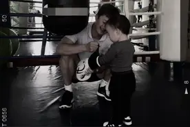 吴京带1岁半儿子练拳击 有模有样父爱满满！图片