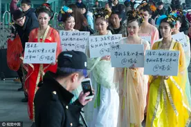 火车站偶遇“蜘蛛精”，女妖求“大圣，娶我”引路人合影图片