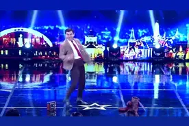 泰国“憨豆先生”上达人秀，评委直呼全球第一像！