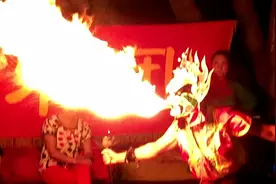 让老外看呆的中国功夫——川剧吐火，一般人不要轻易尝试，危险！视频封面