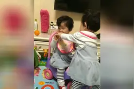 双胞胎女儿抢发夹大赛，下一秒妹妹的举动，妈妈终于出手阻止了视频封面