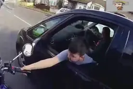 小男孩对重型机车感兴趣，拧一下油门就被吓到了！视频封面