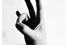 聋哑人怎么报警？“最新国际通用报警求助手势”根本没用！图片