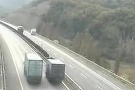 高速大货车飚车 侧翻惊险场面视频封面