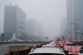 受大雾天气影响 成都机场关闭停航图片