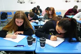 杭州一家学校用上了人工智能批改中文试卷，不到200字的作文，机器人看出8处错误图片