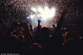 应援文化之手中的荧光棒图片