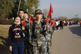 200多名大学生徒步20公里纪念历史上的今天:“一二·九”运动图片