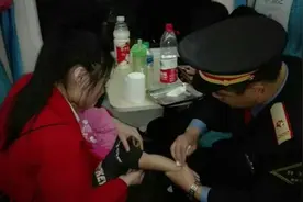 女婴突发高烧 青岛至南宁列车上演“生死时速”图片