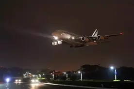 34年第一次！世界最大客机凌晨降落厦门机场来检修啦图片